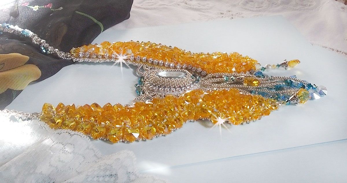Plastron Papillon de Versailles Haute Couture brod&eacute; avec c&oelig;urs et cabochons en cristal de Swarovski aux couleurs Jaune d&rsquo;Or, Bleu et Argent. S&rsquo;ajoute des rocailles pour un style Art Nouveau !