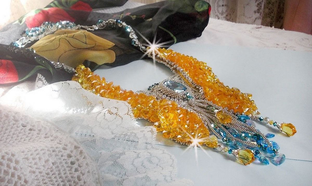 Plastron Papillon de Versailles Haute Couture brod&eacute; avec c&oelig;urs et cabochons en cristal de Swarovski aux couleurs Jaune d&rsquo;Or, Bleu et Argent. S&rsquo;ajoute des rocailles pour un style Art Nouveau !