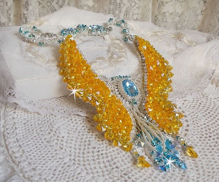 Plastron Papillon de Versailles Haute Couture brod&eacute; avec c&oelig;urs et cabochons en cristal de Swarovski aux couleurs Jaune d&rsquo;Or, Bleu et Argent. S&rsquo;ajoute des rocailles pour un style Art Nouveau !