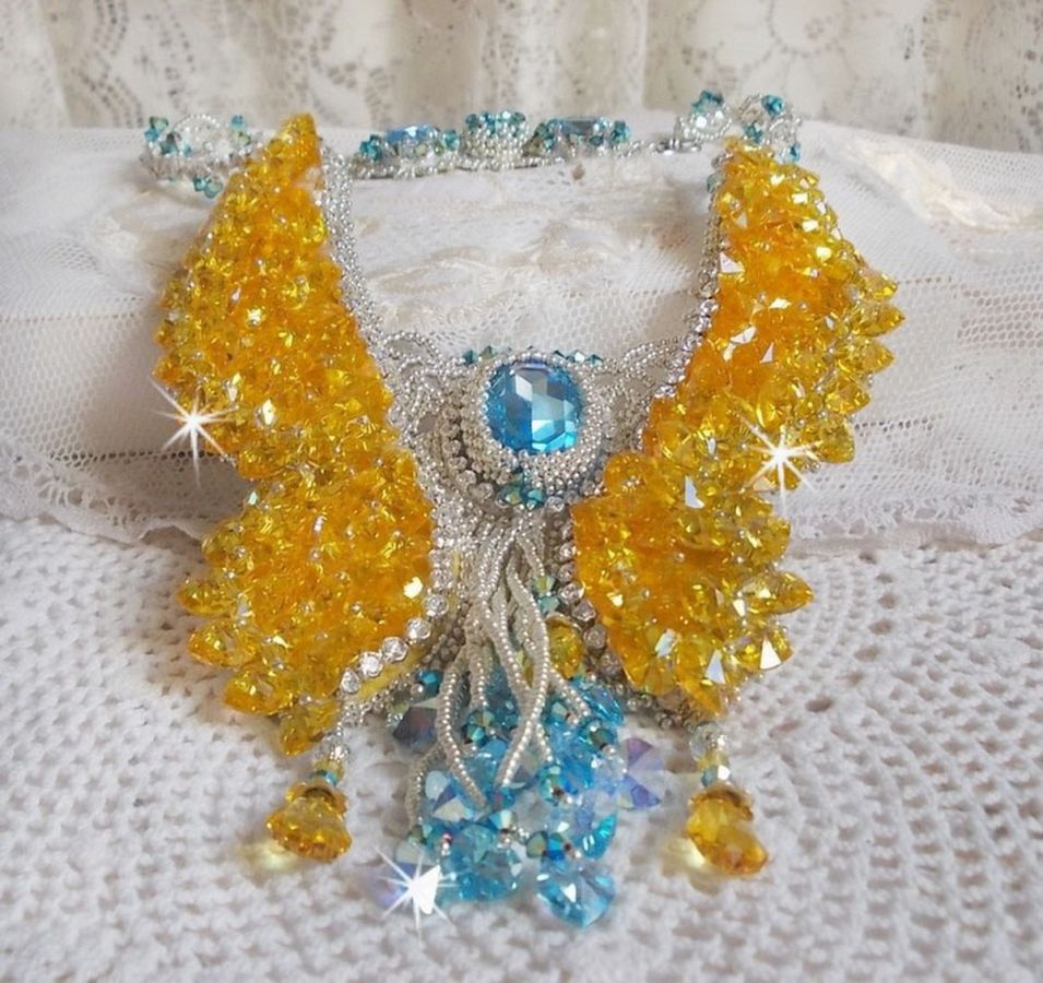 Plastron Papillon de Versailles Haute Couture brod&eacute; avec c&oelig;urs et cabochons en cristal de Swarovski aux couleurs Jaune d&rsquo;Or, Bleu et Argent. S&rsquo;ajoute des rocailles pour un style Art Nouveau !