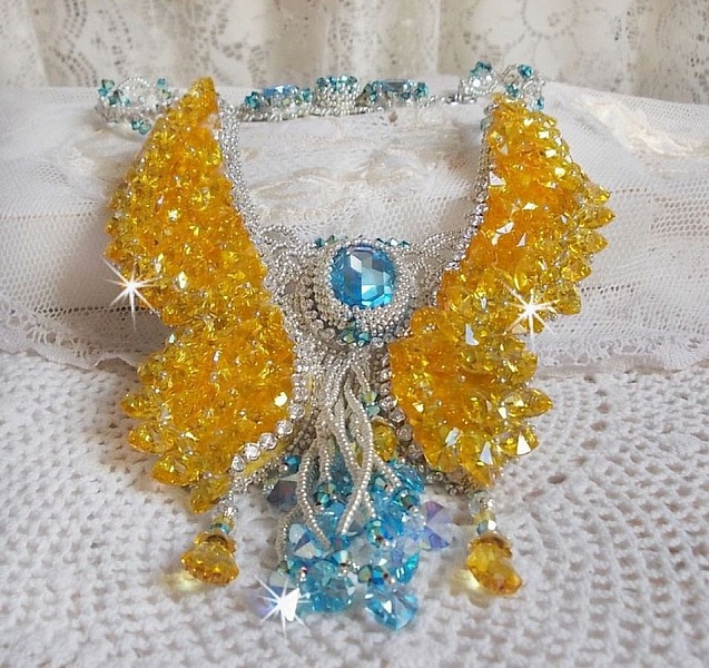 Plastron Papillon de Versailles Haute Couture brod&eacute; avec c&oelig;urs et cabochons en cristal de Swarovski aux couleurs Jaune d&rsquo;Or, Bleu et Argent. S&rsquo;ajoute des rocailles pour un style Art Nouveau !