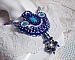 Collier artisanal bleu brodé de cristaux Swarovski et perles.