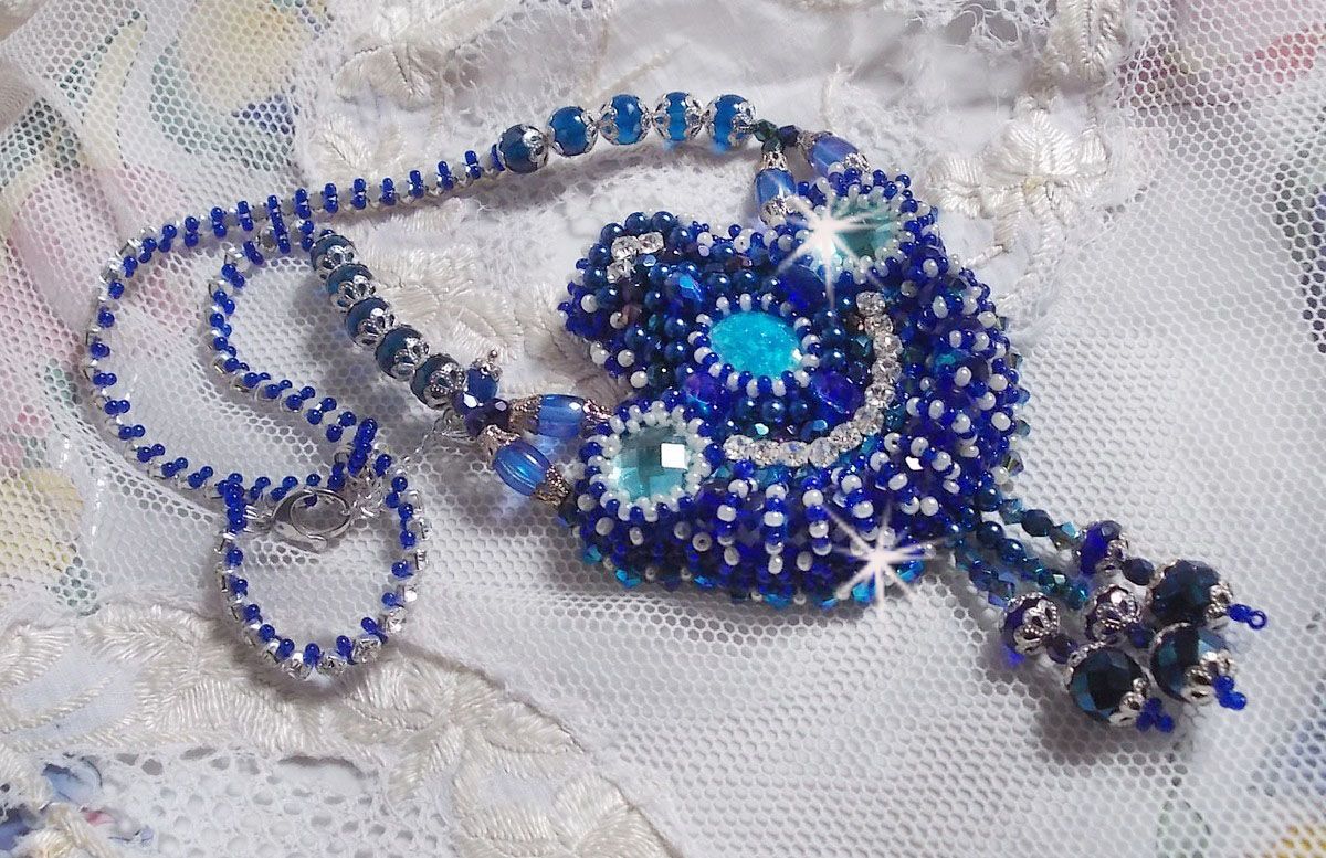 Collier artisanal bleu brodé de cristaux Swarovski et perles.