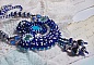 Collier artisanal bleu brodé de cristaux Swarovski et perles.