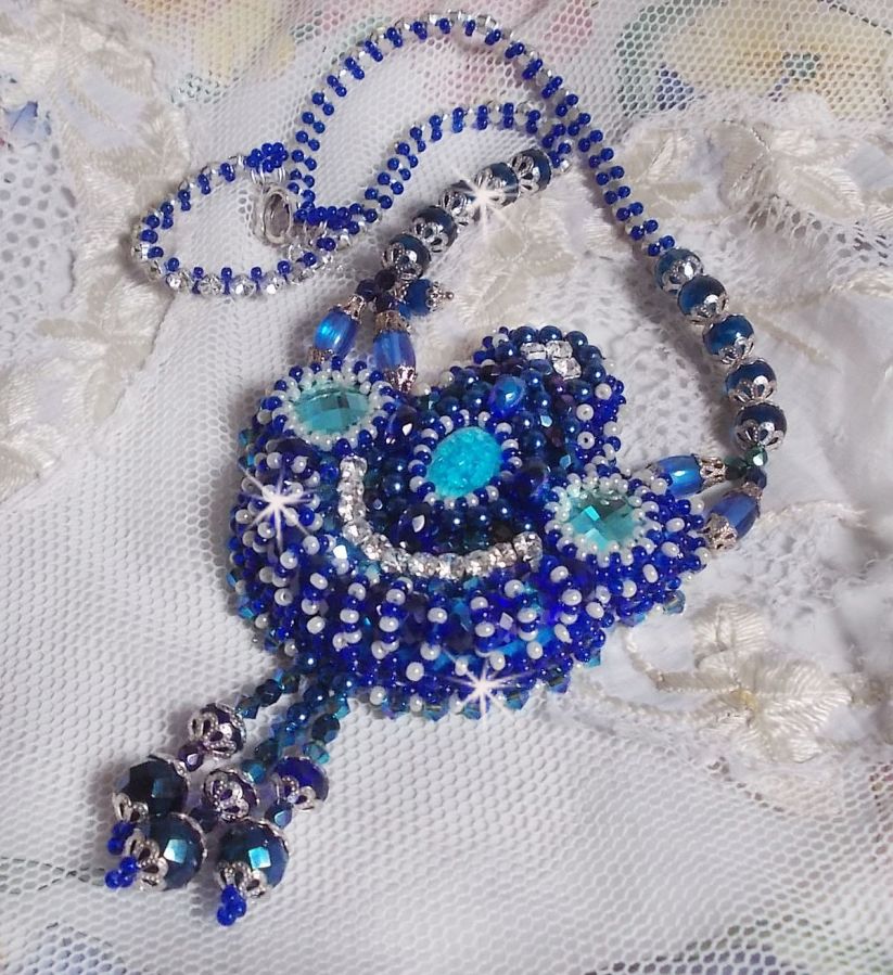 Collier artisanal bleu brodé de cristaux Swarovski et perles.