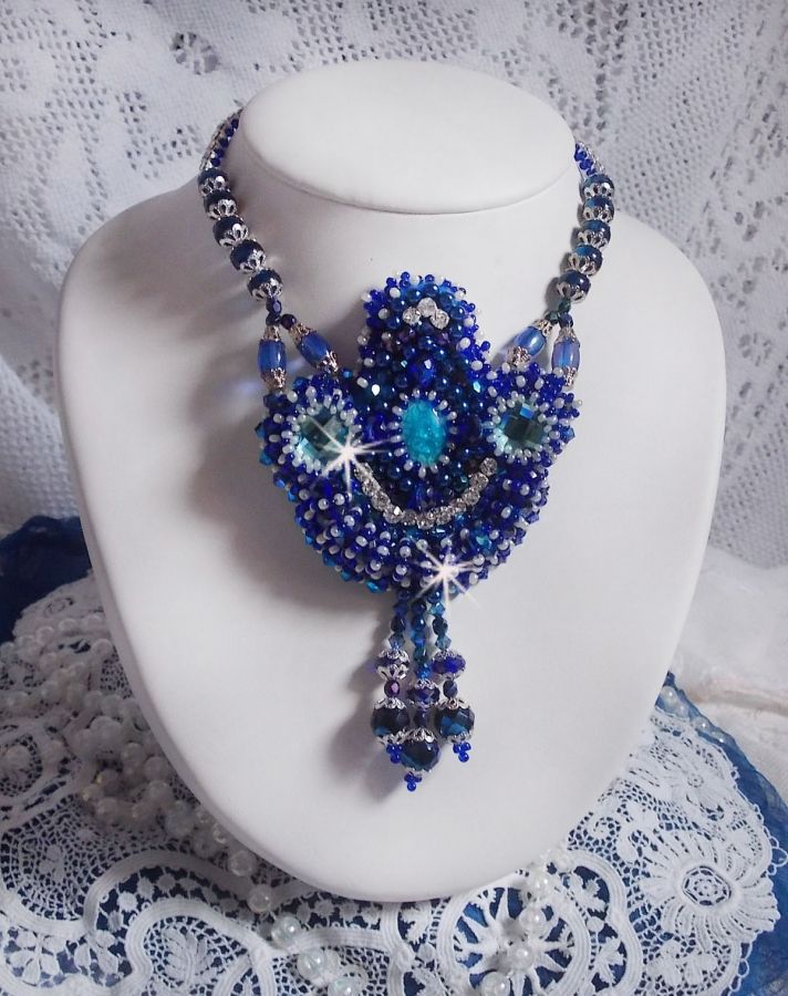 Collier artisanal bleu brodé de cristaux Swarovski et perles.