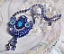 Collier artisanal bleu brodé de cristaux Swarovski et perles.