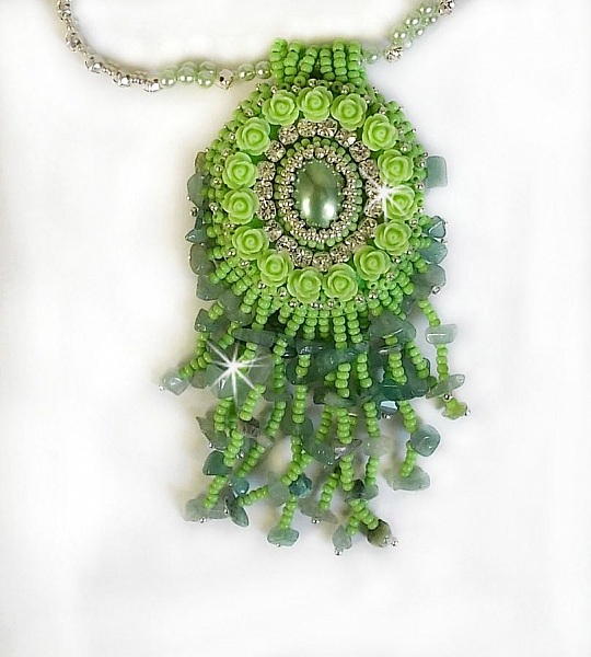 Collier Passion cr&eacute;e avec des chips aventurine, des roses en r&eacute;sine avec un cabochon et des rocailles.