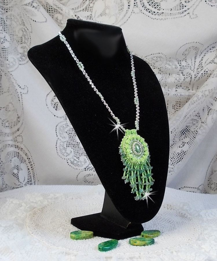 Collier Passion cr&eacute;e avec des chips aventurine, des roses en r&eacute;sine avec un cabochon et des rocailles.