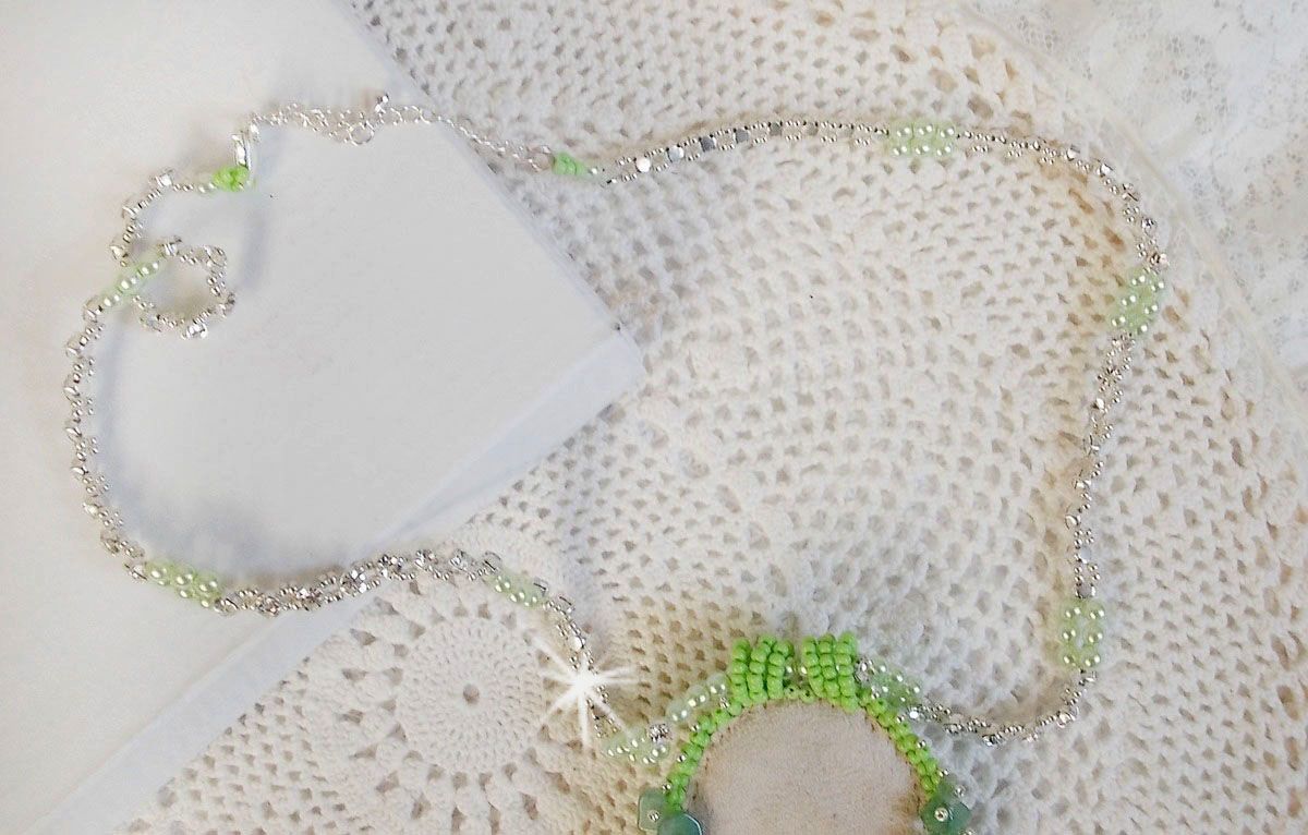 Collier Passion cr&eacute;e avec des chips aventurine, des roses en r&eacute;sine avec un cabochon et des rocailles.