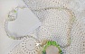 Collier Passion cr&eacute;e avec des chips aventurine, des roses en r&eacute;sine avec un cabochon et des rocailles.