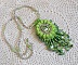 Collier Passion cr&eacute;e avec des chips aventurine, des roses en r&eacute;sine avec un cabochon et des rocailles.