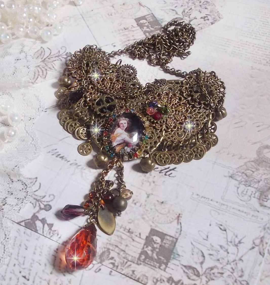 Collier Mes Passions Broc's cr&eacute;&eacute;e une femme aux cheveux dor&eacute;s avec des fleurs, des accessoires de couleur Bronze, des breloques des cristaux et une cha&icirc;ne strass