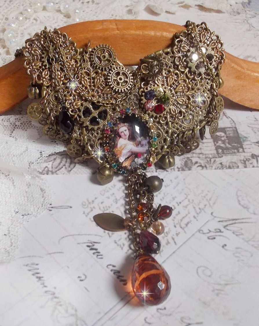 Collier Mes Passions Broc's cr&eacute;&eacute;e une femme aux cheveux dor&eacute;s avec des fleurs, des accessoires de couleur Bronze, des breloques des cristaux et une cha&icirc;ne strass