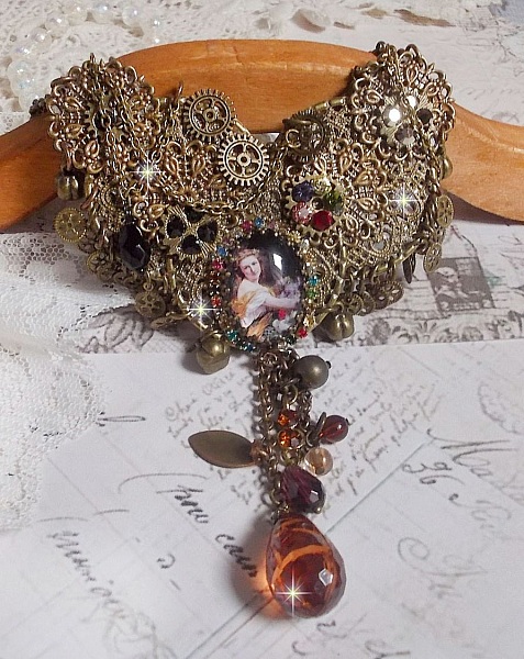 Collier Mes Passions Broc's cr&eacute;&eacute;e une femme aux cheveux dor&eacute;s avec des fleurs, des accessoires de couleur Bronze, des breloques des cristaux et une cha&icirc;ne strass