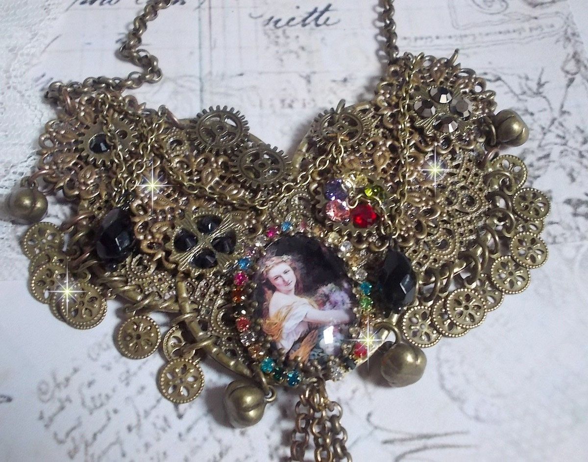 Collier Mes Passions Broc's cr&eacute;&eacute;e une femme aux cheveux dor&eacute;s avec des fleurs, des accessoires de couleur Bronze, des breloques des cristaux et une cha&icirc;ne strass