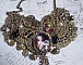 Collier Mes Passions Broc's cr&eacute;&eacute;e une femme aux cheveux dor&eacute;s avec des fleurs, des accessoires de couleur Bronze, des breloques des cristaux et une cha&icirc;ne strass