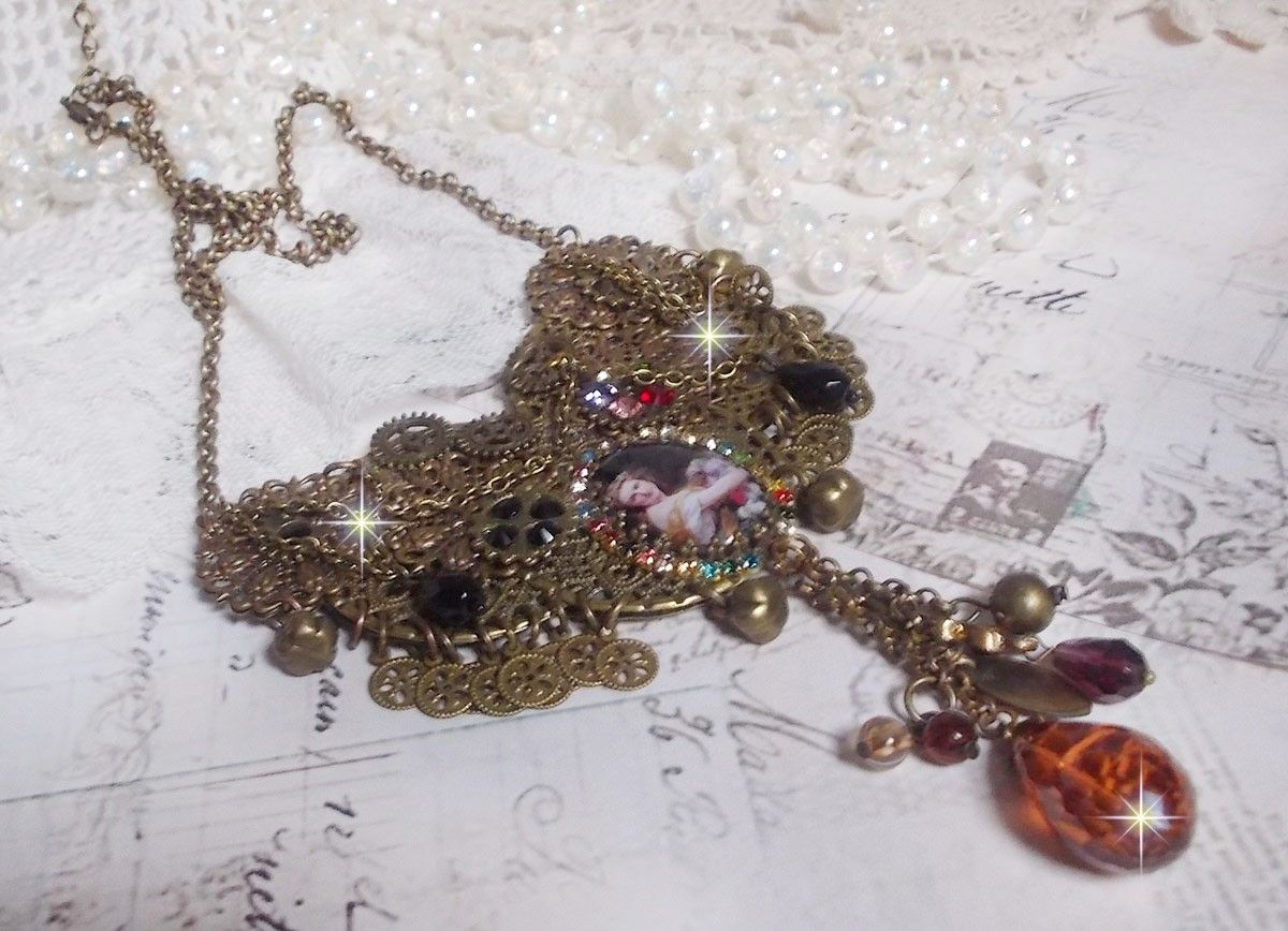 Collier Mes Passions Broc's cr&eacute;&eacute;e une femme aux cheveux dor&eacute;s avec des fleurs, des accessoires de couleur Bronze, des breloques des cristaux et une cha&icirc;ne strass