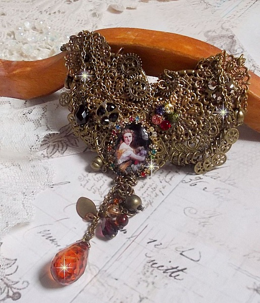 Collier Mes Passions Broc's cr&eacute;&eacute;e une femme aux cheveux dor&eacute;s avec des fleurs, des accessoires de couleur Bronze, des breloques des cristaux et une cha&icirc;ne strass