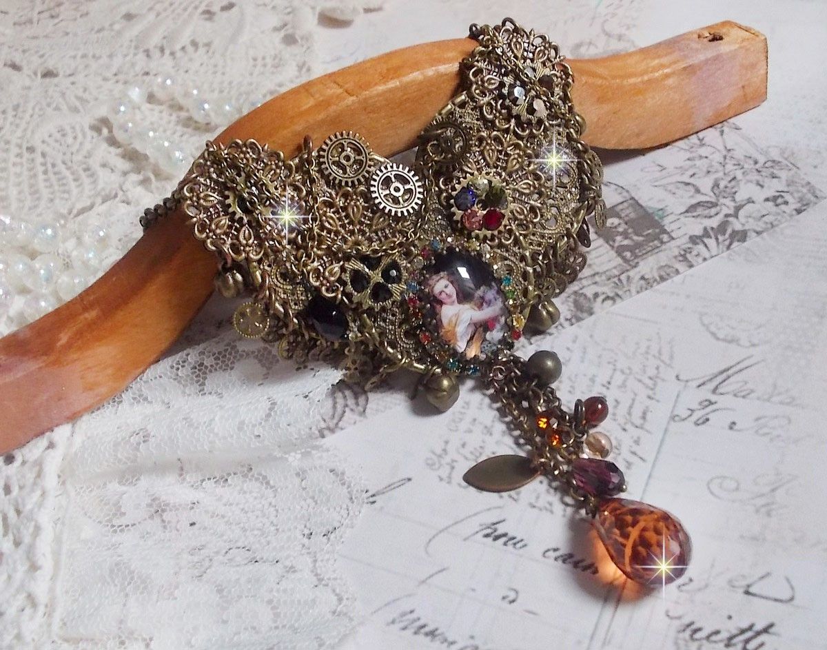Collier Mes Passions Broc's cr&eacute;&eacute;e une femme aux cheveux dor&eacute;s avec des fleurs, des accessoires de couleur Bronze, des breloques des cristaux et une cha&icirc;ne strass