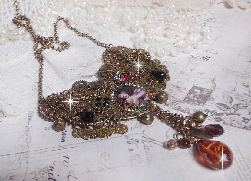 Collier Mes Passions Broc's cr&eacute;&eacute;e une femme aux cheveux dor&eacute;s avec des fleurs, des accessoires de couleur Bronze, des breloques des cristaux et une cha&icirc;ne strass