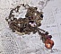 Collier Mes Passions Broc's cr&eacute;&eacute;e une femme aux cheveux dor&eacute;s avec des fleurs, des accessoires de couleur Bronze, des breloques des cristaux et une cha&icirc;ne strass