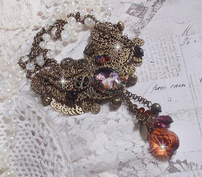 Collier Mes Passions Broc's cr&eacute;&eacute;e une femme aux cheveux dor&eacute;s avec des fleurs, des accessoires de couleur Bronze, des breloques des cristaux et une cha&icirc;ne strass