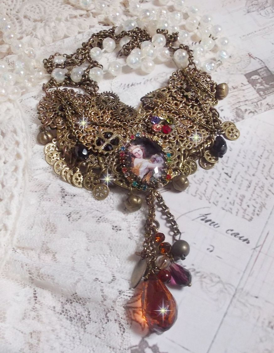 Collier Mes Passions Broc's cr&eacute;&eacute;e une femme aux cheveux dor&eacute;s avec des fleurs, des accessoires de couleur Bronze, des breloques des cristaux et une cha&icirc;ne strass