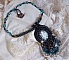 Pendentif Angelot avec un cabochon Ange brod&eacute; de perles rondes nacr&eacute;es Cristal avec des rocailles. S&rsquo;ajoute des facettes, toupies, perles ovales Lampwok serti d&rsquo;un ruban Dor&eacute; et palets