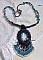 Pendentif Angelot avec un cabochon Ange brod&eacute; de perles rondes nacr&eacute;es Cristal avec des rocailles. S&rsquo;ajoute des facettes, toupies, perles ovales Lampwok serti d&rsquo;un ruban Dor&eacute; et palets