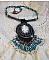 Pendentif Angelot avec un cabochon Ange brod&eacute; de perles rondes nacr&eacute;es Cristal avec des rocailles. S&rsquo;ajoute des facettes, toupies, perles ovales Lampwok serti d&rsquo;un ruban Dor&eacute; et palets