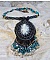 Pendentif Angelot avec un cabochon Ange brod&eacute; de perles rondes nacr&eacute;es Cristal avec des rocailles. S&rsquo;ajoute des facettes, toupies, perles ovales Lampwok serti d&rsquo;un ruban Dor&eacute; et palets