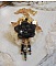 Pendentif Attrapes R&ecirc;ves brod&eacute; avec des fleurs Lucites Noires sur une dentelle Beige et une estampe dor&eacute;e. Les pendants sont des fleurs en cristal avec des rocailles. Mont&eacute; avec une cha&icirc;ne plaqu&eacute; Or