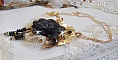 Pendentif Attrapes R&ecirc;ves brod&eacute; avec des fleurs Lucites Noires sur une dentelle Beige et une estampe dor&eacute;e. Les pendants sont des fleurs en cristal avec des rocailles. Mont&eacute; avec une cha&icirc;ne plaqu&eacute; Or