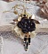 Pendentif Attrapes R&ecirc;ves brod&eacute; avec des fleurs Lucites Noires sur une dentelle Beige et une estampe dor&eacute;e. Les pendants sont des fleurs en cristal avec des rocailles. Mont&eacute; avec une cha&icirc;ne plaqu&eacute; Or