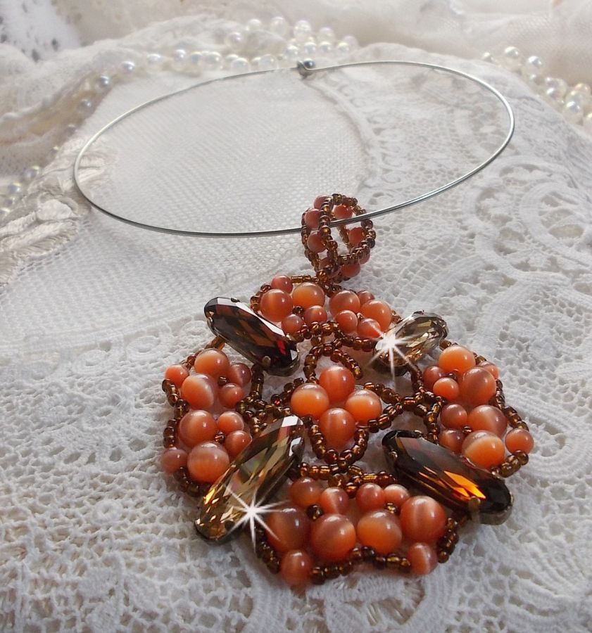 Pendentif D&rsquo;Automne mont&eacute; avec des cabochons ovales allong&eacute;s facett&eacute;s en Cristal aux couleurs : Topaze et Light Colorado Topaze &agrave; laquelle s&rsquo;ajoute des perles rondes &oelig;il de chat et rocailles