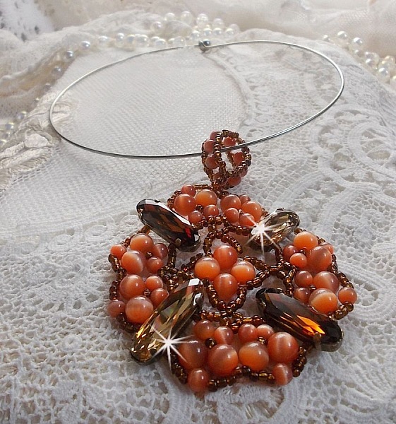 Pendentif D&rsquo;Automne mont&eacute; avec des cabochons ovales allong&eacute;s facett&eacute;s en Cristal aux couleurs : Topaze et Light Colorado Topaze &agrave; laquelle s&rsquo;ajoute des perles rondes &oelig;il de chat et rocailles