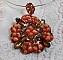 Pendentif D&rsquo;Automne mont&eacute; avec des cabochons ovales allong&eacute;s facett&eacute;s en Cristal aux couleurs : Topaze et Light Colorado Topaze &agrave; laquelle s&rsquo;ajoute des perles rondes &oelig;il de chat et rocailles