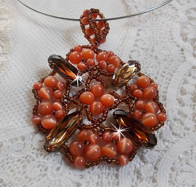 Pendentif D&rsquo;Automne mont&eacute; avec des cabochons ovales allong&eacute;s facett&eacute;s en Cristal aux couleurs : Topaze et Light Colorado Topaze &agrave; laquelle s&rsquo;ajoute des perles rondes &oelig;il de chat et rocailles