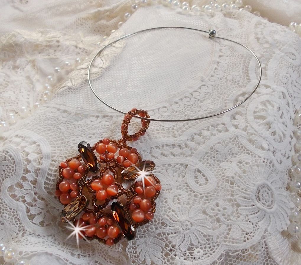 Pendentif D&rsquo;Automne mont&eacute; avec des cabochons ovales allong&eacute;s facett&eacute;s en Cristal aux couleurs : Topaze et Light Colorado Topaze &agrave; laquelle s&rsquo;ajoute des perles rondes &oelig;il de chat et rocailles