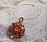 Pendentif D&rsquo;Automne mont&eacute; avec des cabochons ovales allong&eacute;s facett&eacute;s en Cristal aux couleurs : Topaze et Light Colorado Topaze &agrave; laquelle s&rsquo;ajoute des perles rondes &oelig;il de chat et rocailles