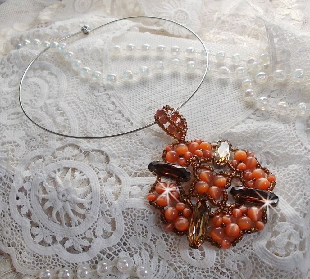 Pendentif D&rsquo;Automne mont&eacute; avec des cabochons ovales allong&eacute;s facett&eacute;s en Cristal aux couleurs : Topaze et Light Colorado Topaze &agrave; laquelle s&rsquo;ajoute des perles rondes &oelig;il de chat et rocailles