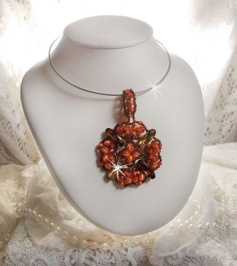 Pendentif D&rsquo;Automne mont&eacute; avec des cabochons ovales allong&eacute;s facett&eacute;s en Cristal aux couleurs : Topaze et Light Colorado Topaze &agrave; laquelle s&rsquo;ajoute des perles rondes &oelig;il de chat et rocailles