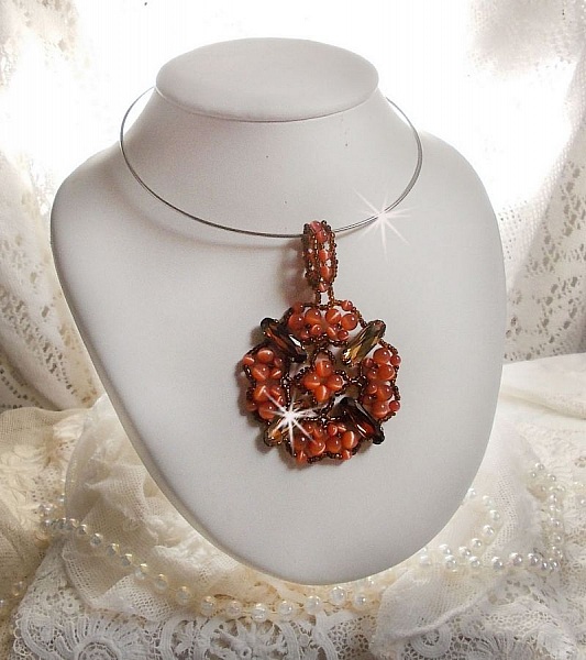 Pendentif D&rsquo;Automne mont&eacute; avec des cabochons ovales allong&eacute;s facett&eacute;s en Cristal aux couleurs : Topaze et Light Colorado Topaze &agrave; laquelle s&rsquo;ajoute des perles rondes &oelig;il de chat et rocailles