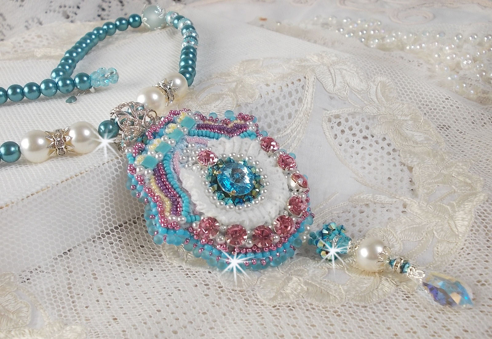 Collier pendentif Beauty Alicia Blue avec des cristaux de Swarovski et une dentelle tr&egrave;s fine.