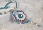 Collier pendentif Beauty Alicia Blue avec des cristaux de Swarovski et une dentelle tr&egrave;s fine.