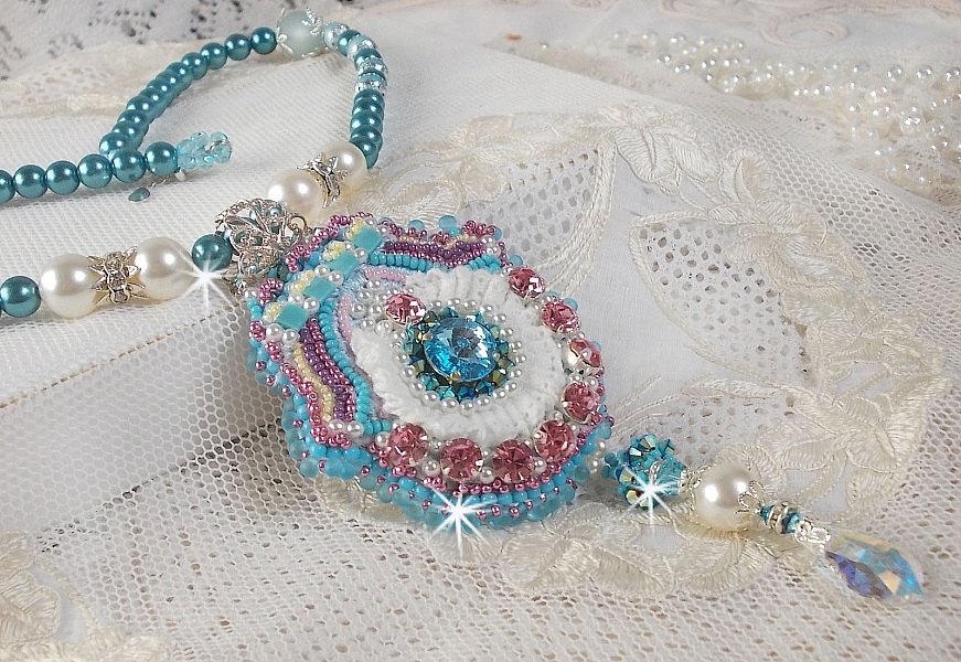 Collier pendentif Beauty Alicia Blue avec des cristaux de Swarovski et une dentelle tr&egrave;s fine.