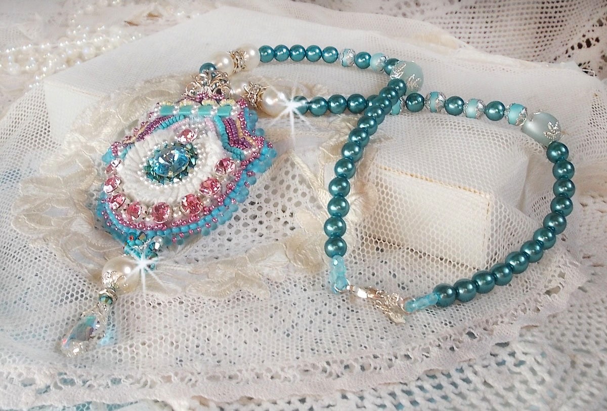 Collier pendentif Beauty Alicia Blue avec des cristaux de Swarovski et une dentelle tr&egrave;s fine.