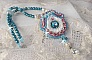 Collier pendentif Beauty Alicia Blue avec des cristaux de Swarovski et une dentelle tr&egrave;s fine.