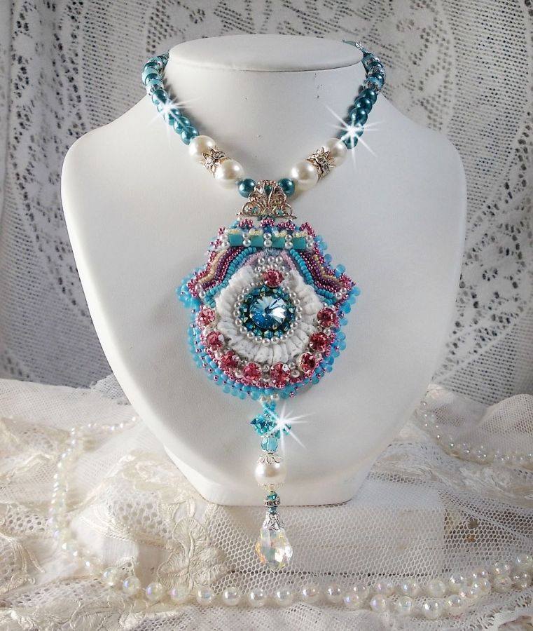 Collier pendentif Beauty Alicia Blue avec des cristaux de Swarovski et une dentelle tr&egrave;s fine.